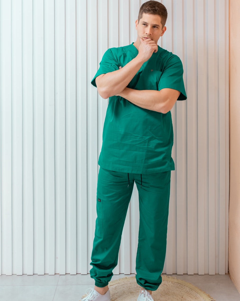 Scrub masc cuello V - Verde