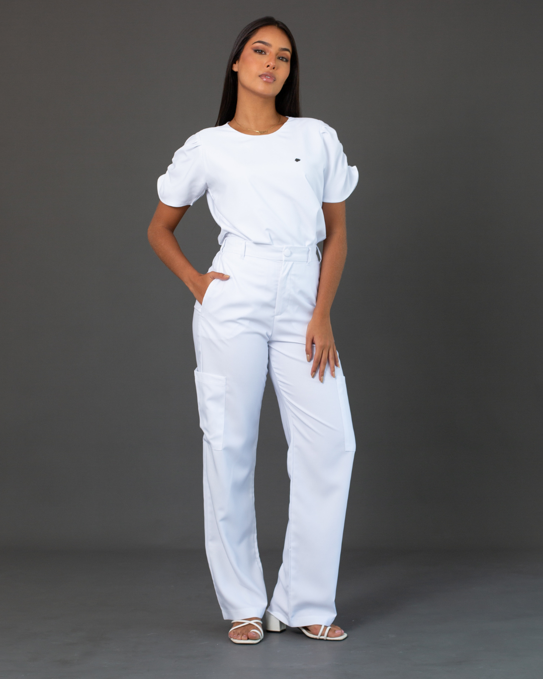 Scrub Leslie color blanco