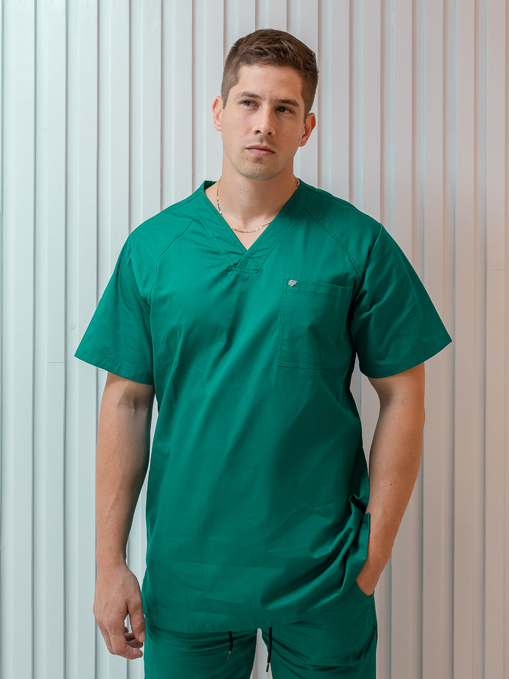 Scrub masc cuello V - Verde
