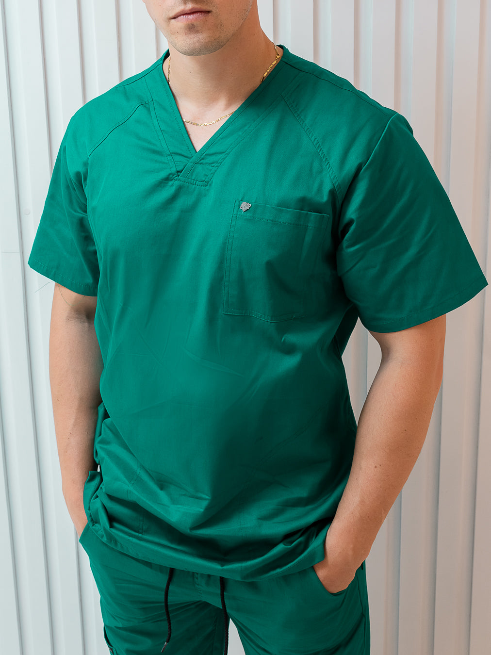 Scrub masc cuello V - Verde